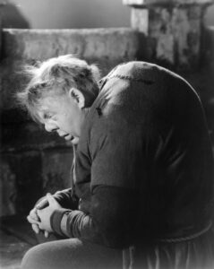 Charles Laughton incarne Quasimodo, le bossu de Notre-Dame, de William Dieterle.
